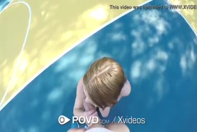 Nude Lady admire pour explorer son grand fond tout comme avec son joli trou de chatte